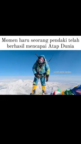 Reposted from @pendakijelajahnusantara Momen haru seorang pendaki yang telah sampai di puncak tertinggi dunia, Gunung Everest. Ketika sampai di puncak nampak pendaki tersebut bersujud. Dari sobat2 ada yang tertarik juga menapak di puncak everest? 😁 📽 Video by : tendi.mg #mounteverestsummit2024  #himalayas #everest #pendakijelajahnusantara  #ipgsumbar #viral #fyp 