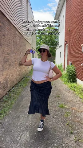 🫡taking photos in a random alley because the bricks are aesthetic🫡 #girls #relatable #trend 