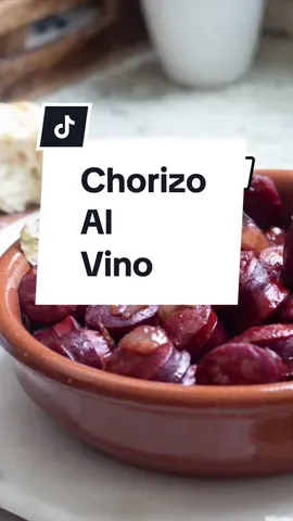 RECETA ⬇️ Chorizo al Vino  Ingredientes: 6 chorizos españoles (usé chorizo Bilbao) 1 1/2 cucharadas de aceite de oliva 1/2 cebolla pequeña picada 1/2 botella de vino tinto aprox* 2 hojas de laurel 2 cucharaditas de pasta de tomate 1 cucharada de azúcar Para el vino, debe ser de tomar, no vino de cocinar. Usé uno que llevaba tiempo abierto en la nevera. Sugiero malbec, merlot, tempranillo, o “blend”.  Instrucciones: 1- Corta los chorizos en rebanadas de 1/4 a 1/2 pulgada aproximadamente. 2- En un sartén grande, calienta aceite de oliva y añade la cebolla picada. 3-Cocina la cebolla hasta que se comience a dorar. 4- En una cacerola mediana, pon a hervir los chorizos con las hojas de laurel y suficiente vino tinto para cubrirlos. 5-Hierve por unos 3 1/2 minutos. 6- Mientras hierven, en el sartén con la cebolla dorada, añade 3-4 cucharadas de vino tinto y la pasta de tomate.  7- Mezcla bien hasta diluir la pasta de tomate. 8-Añade el azúcar hasta que espese un poco. 9-Pasa los chorizos (sin el caldo del vino) al sartén y mezcla bien hasta cubrir todos los pedazos de chorizo 10-Añade un poco más del vino donde se cocinaron los chorizos a gusto. 11-Sirve con pan baguette fresco o caliente, cortado en rebanadas. Cuando la pruebes me cuentas! #chorizo #chorizoalvino  #tapas #entremeses #chorizorecipe #tapasstyle #spanishtapas 