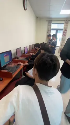 Mới sáng ra mà phòng thi thử đã đông nghịt người rồi.Trường Bắc Hà được thi thử lý thuyết và mô phỏng thoải mái nhé mọi người#thoanbanglaixe #banglaixea1 #xuhuong #xaykenhtiktok 