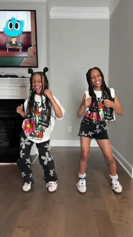 Lets dance in cute outfits 🥰🔥#wearingvsstyling #twin #cuteoutfits 