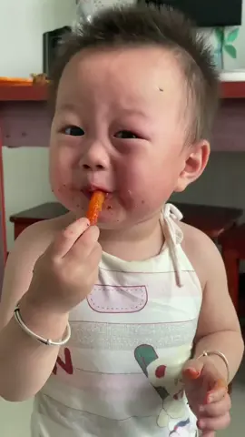 Baby spicy cry and eat again😅#fyp #baby #funnyvideos #foryou #funny 