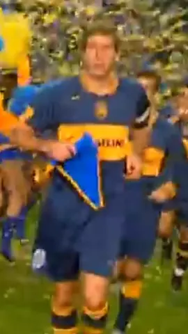 UNA PELICULA PARA IRSE A DORMIR 💤 #UnDiaComoHoy del 2007 el #BocaJuniors de Russo le ganaba a Gremio la final de ida de la #Libertadores Hermosa noche en la #Bombonera ✨  🔵🟡🔵 📹@gereesilva  #LaMitadMas1 