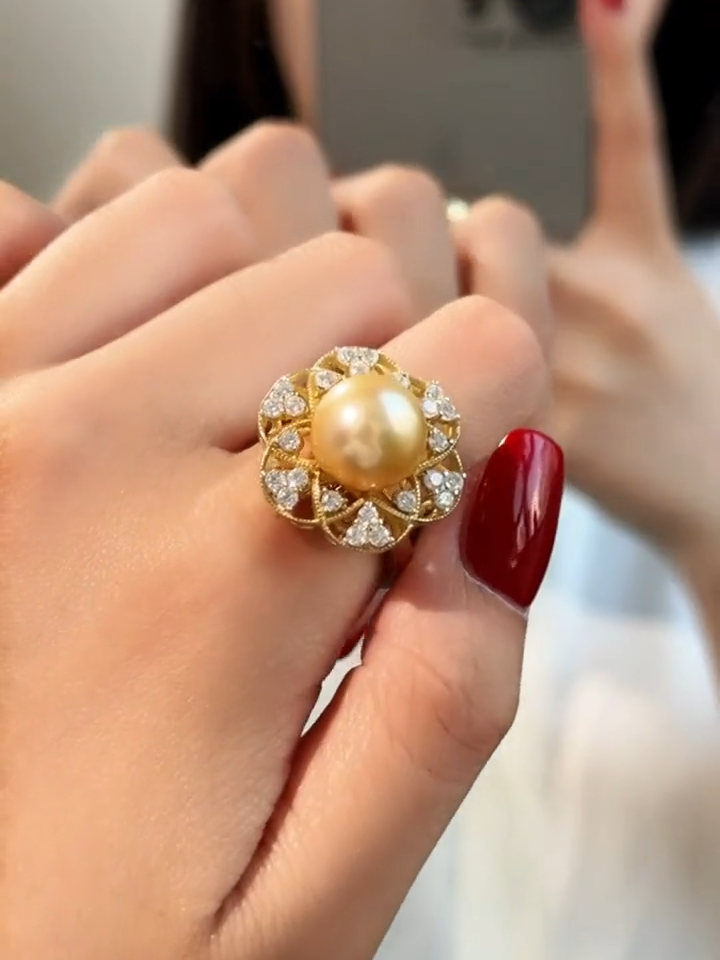 A versatile pearl ring that easily transforms into a pendant ✨ #whitevictoria #versatilejewelry #pearllover #pearlring #pendant #affordablerings #sunflowerring #giftideas #giftforher #customjewelrydesign #customring #fyp