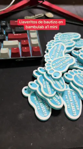 Llaveritos de bautizo en bambulab a1 mini #bambulab #parati #foryou #3dprinting #ender3v3se #ender #creality #3d #emprendimiento #a1mini #bautizo #pies 