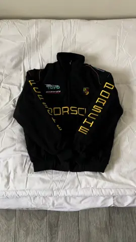 متوفر الان جاكت فيراري وجميع الالوان ❤️‍🔥🥵 متوفر عندنا تمارا تقدر تقصد بدون فوايد 🌟 شحن وتوصيل مجانا 👌🏽 الجوده تطريز وكواليتي 100% 🪡 ل الطلب الرابط ب البايو تنورونا وتشرفونا 🤍#fyp #جاكت_فيراري #ferrarijacket #جاكيت_ريدبول #جاكيتات_شتويه #جاكيت_بورش 