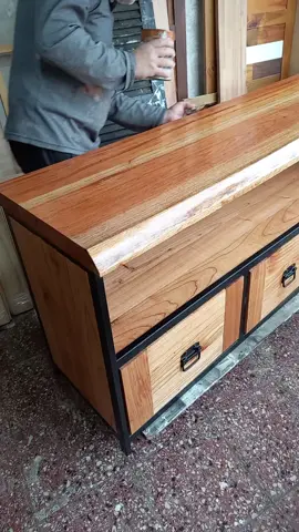 Rack de tv echo con estructura de hierro, estantes y cajones en Paraíso macizo (no enchapado) y tapa de tablón de Cedro de 2 pulgadas ...  Medidas : 160x40x70  curado y protegido con Cetol cristal...  Herrajes metálicos a eleccion del cliente... Torres echas en estructura de hierro y Paraíso macizo...  medidas: 40x40x180  Todo como lo pidió la clienta  y vos podes hacer lo mismo! Nos traes la foto del mueble que queres y nosotros lo hacemos realidad!!!!  #carpinteria #artesanal #decoration #publicidad #cedro #cetoltendencias #muebleria 