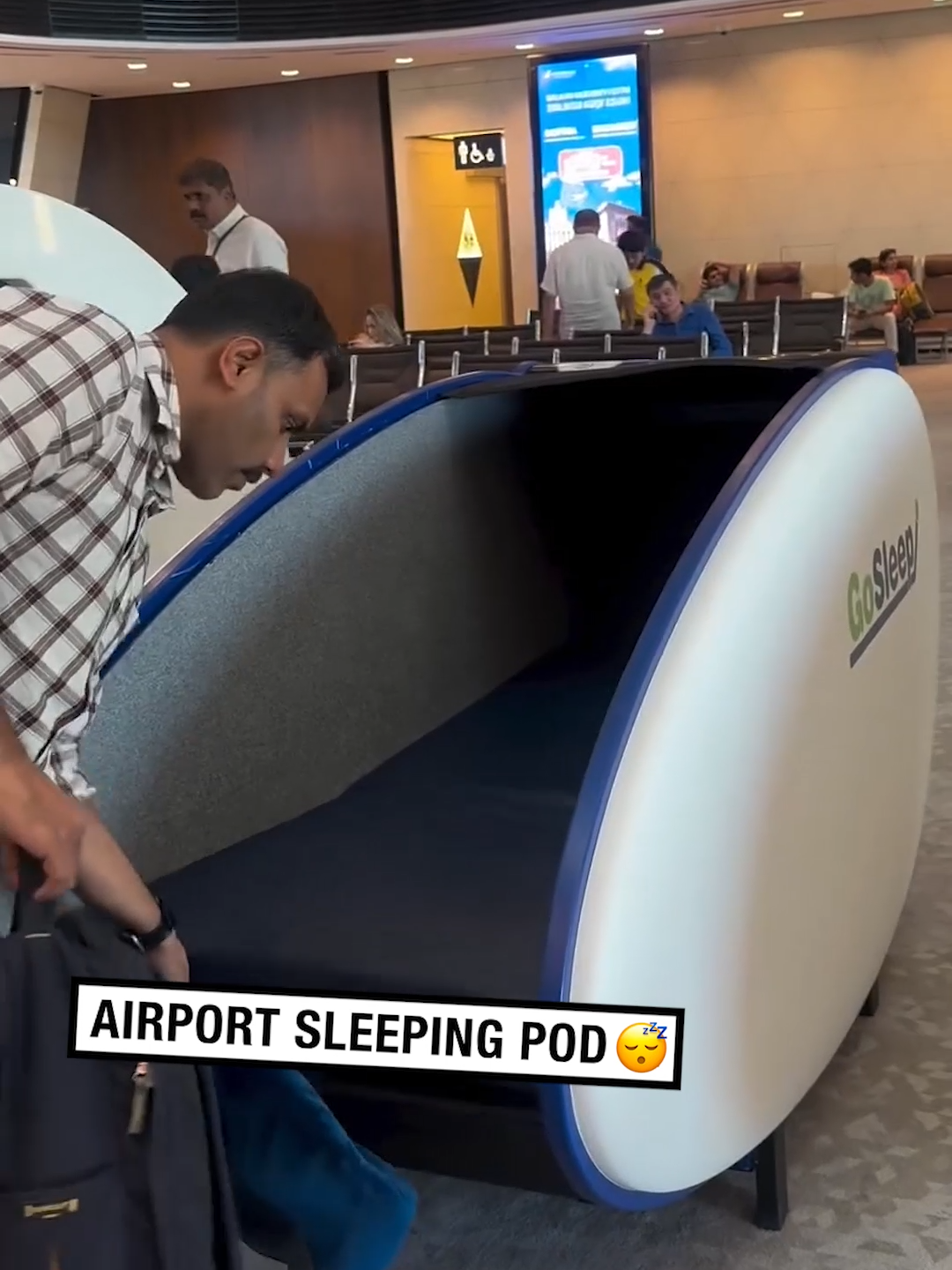 Just don't forget your bags when you leave 🤣 🛫  🎥: ajmal_mueen_kodiyathur #UNILAD#airport#airplane#sleep#sleepingpod#futuristic#cool#flight#comfy