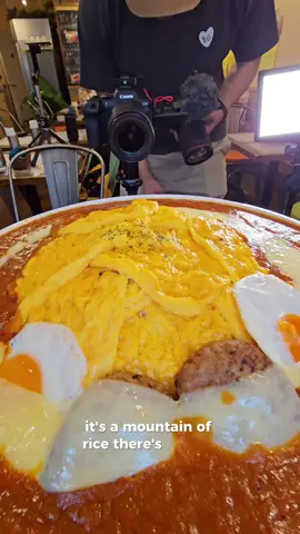 Starting my Japan food tour strong with the epic 8KG omurice challenge! Apparently only the food legend Max Suzuki has finished it before - full video is up over on YouTube now! #sgfoodie #foodchallenge 