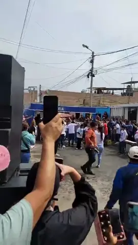 🔴🔵 𝗖𝗢𝗡 𝗖𝗢𝗡𝗖𝗜𝗘𝗥𝗧𝗢 𝗖𝗛𝗜𝗖𝗛𝗔 𝗗𝗘𝗦𝗣𝗜𝗗𝗘𝗡 𝗔 𝗟𝗜𝗗𝗘𝗥 𝗗𝗘 𝗟𝗢𝗦 𝗣𝗔𝗧𝗘𝗖𝗢𝗦  Con música fue despedido hoy Kenyi Cruz Alejos, alias Kenyo, sindicado cabecilla de Los Patecos, muerto la noche del último lunes por sicarios en una calle de la urbanización 21 de Abril.  En el velorio, los amigos de Cruz Alejos bailaron con su ataúd frente a decenas de personas que asistieron hasta su vivienda en el jirón Lima, en el pueblo joven Dos de Mayo, en Chimbote. #Chimbote #chimbote_perú🇵🇪  #franesisysugrupoestrella  #musicachicha 