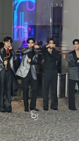 จังหวะพี่ซีกับน้องเฟิร์สบอกแฟนคลับว่าป้ายกลับหัว ดุ้กดิ้ก ๆ ทั้งคู่เลย 🤏🏻🤏🏻 #Firstone #firstone_wnk  #zeepruk 