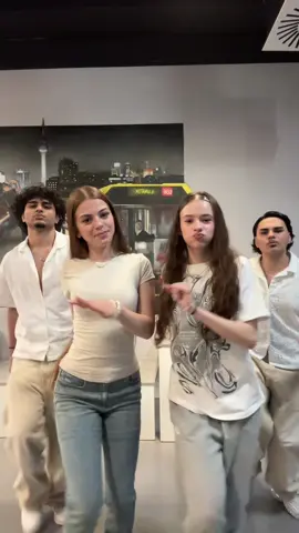 twin squaddd @𝐙𝐀𝐇𝐈𝐃𝐄 @s a m r o @𝐁𝐞𝐫𝐤𝐚𝐲 #foryou #dance #trending #beyonce #squad 