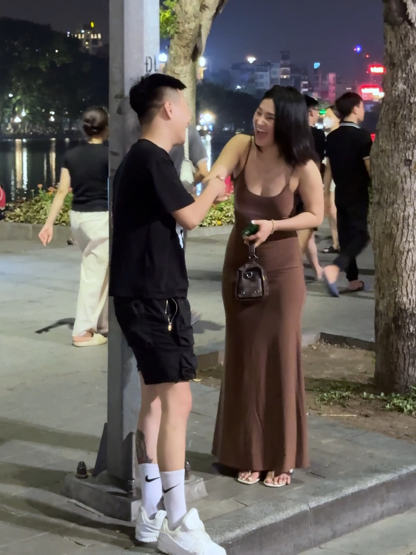 Tán em Thảo xinh đứng 1 mình giữa phố tự khẳng định mình rất khôn và cái kết #taimom #tangai #spxentertainment #spx #troll #nguoila #gaixinh #phodibo #xuhuong #fyp #trending