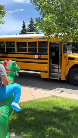 Had to keep with the theme of “most embarrassing mom EVER” (according to the 8 yr old) when picking the kids up from the bus stop on their last day of school! Watch till the end to see her reaction 🤣 #imnotaregularmomimacoolmom #momlife #lastdayofschool #fypage #fy