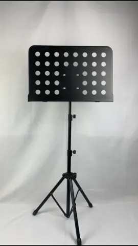Suporte Estante Partitura todo em Metal muito utilizado por Maestros, igrejas, sua instalação é muito simples e pode ser utilizado nos mais variados ambientes. Este modelo possui sistema de fixação das folhas com molas ajudando a evitar que as folhas caiam com facilidade. https://www.topmusical.com.br #estante #partitura #fyp #smart #music #songs