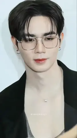 Pusing liat Pak Zee pake kacamata 😭 Ganteng banget 😍🙏🏻 #zeepruk #zeeprukpanich #zeeprukedit #zeepruk🥰💕 #domundiboys #thaiactor #nineentertainawards #9entertain #nineentertain #thailand🇹🇭 #thaienthu #raikantopeni #fyp #foryou #foryoupage #xyzbca #fypage @zee.pruk 