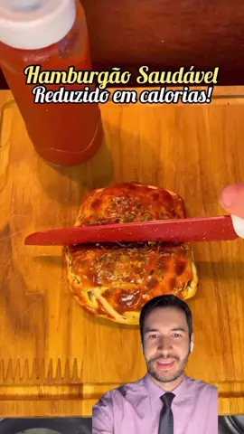 Hamburgão de Frango Saudável 😋🍔 👨🏻‍🍳 Ingredientes:  - Filé de frango cru - Lemon Pepper - Massa de pastel - Mussarela light - Orégano - 1 gema Preparo:  1. Bata o filé de frango cru no liquidificador, tempere com lemon pepper, modele os hambúrgeres e coloque na frigideira para grelar.  2. Pegue a massa de pastel e recheie com o Hambúrguer de frango grelhado + mussarela + orégano. 3. Feche com outra massa de pastel por cima, pincele uma gema, acrescente orégano e leve pra air fryer à 200 graus por 10min. ......................................................................... Module seu AMBIENTE, organize sua ROTINA.  Controle FREQUÊNCIA e QUANTIDADE.  Ter uma boa estratégia é fundamental, saiba que estou totalmente comprometido com o seu sucesso e resultado. #emagrecimento #receita #emagrecimentosaudavel #receitafit#dicas #Fitness #calorias #suplementos #hamburguer #nutricao #alimentacaosaudavel #motivação #saude #exercicio #meta #corposaudavel #habitos #objetivo #desafio #preparo #resultados