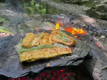 grilled sea bass with natural stone 🌲🌴🌳💚  #cookingasmr #outdoorcooking #leon #nature #asmr 