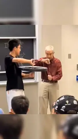 O Momento Angular, também chamado Momentum Angular ou Quantidade de Movimento Angular, é uma das grandezas conservadas na natureza como efeito da inércia. Isso significa que um objeto que está girando tende a manter seu giro, bem como um objeto que está em movimento tende a continuar se movendo. #fisica #conservaçãodomomentoangular #angularmomentum #momentoangular