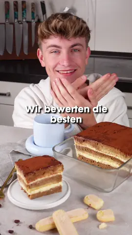 Es gibt doch wirklich niemanden, der noch nie Tiramisu gegessen hat?!🇮🇹☕️ ZUTATEN👨🏼‍🍳 Biskuit:  4 Eier  1 Prise Salz 90 g Zucker 90 g Mehl  10 g Speisestärke 1 TL Backpulver 2 Pck Vanillezucker Mascarpone Creme: 4 Eier 250 g Zucker 500 g Mascarpone 200 g Sahne 2 Pck Vanillezucker 1 Prise Salz 8 Tassen Espresso #einfacherezepte #tiramisu #italien #dessert #schnellerezepte 
