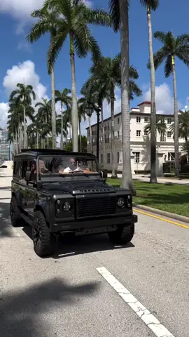 With just one touch the automatic roof of the custom build Amsterdam Defender gracefully opens. Inviting the sun to embrace you in it’s warm golden arms ☀️✨🦁  Driven by passion, inspired by adventure!  #TheLandrovers #CustomBuild #InnovationMeetsTradition #LandRover #Defender #Dreamdefender #topdefender #Defender110 #ConvertibleDefender @wpgc @automotiverhythms @streamlineautosounds @land_rover_defender 