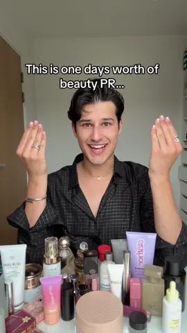 The moisturiser comes with its own plate and spoon 😭 #skincare #makeup #fragrance #beauty #fy 