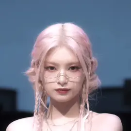 #WANGYIREN PLEASE HAVE MERCY ON US 😭😭 most underrated visual ever😩  #everglow #yiren #kpop #fyp #fypage #explore #kesfet #keşfet #keşfetteyizzz #foryou #foryoupage #fyppppppppppppppppppppppp #wangyiren 