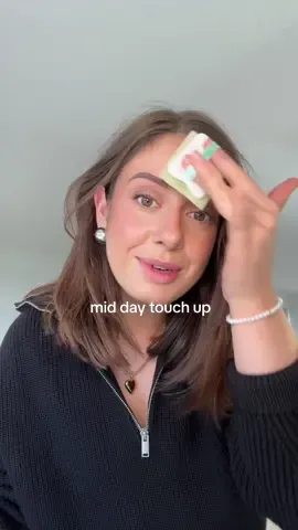 little studio day touch up (I’d like to apologise for any offense caused by my dry lips in the opening scenes, they’re quite frankly, sick of the cold weather) #makeuptouchup #blottingpaper #makeupblotting #longwearmakeup #makeupweartest 