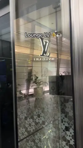 LOUIS VUITTON ( Lounge ) ⚜️☕️🍰  #fyp #trendzkwt #kuwait #qatar #اكسبلور #الكويت #قطر #لويس_فيتون #louisvuittonlounge  #cafe #coffee 