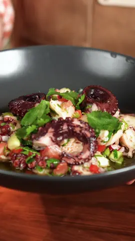 Salada de polvo é um prato que eu adoro, é avinagrado, refrescante e muito simples de fazer! Perfeito para os dias de verão!  Guarda 🫶 Like 👍 partilha 🔥 Vídeo completo no meu canal de YouTube  Lista de Ingredientes:  - 1 pimento vermelho  - 1 pimento verde  - 1 cebola roxa  - 300 gr de polvo cozido  - Coentros ou salsa a gosto  - Sal e pimenta  - Azeite de boa qualidade #salada #saladadepolvo #polvo #receitas #terapianofogo #terapianofogo🔥 #receitasportuguesas #receitasfaceis #receitassimples #paulo #paulooliveira #paulooliveirareceitas #culinariaportuguesa🇵🇹 