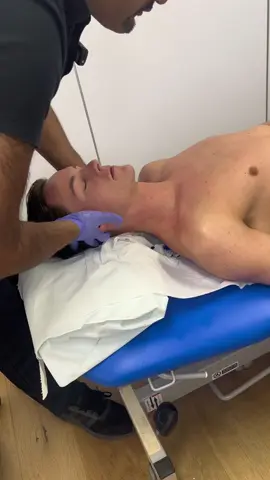 #osteopath #adjustment #chiro #chiropractic #osteo #foryoupage #london #crack #fyp #asmr #chiropracticadjustment #neckpain #neck 
