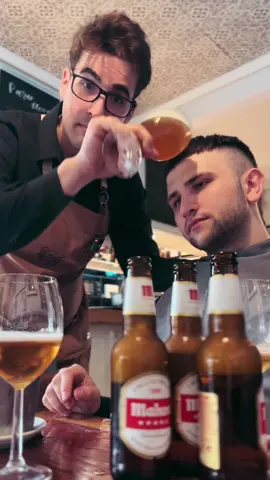 Servir un botellín de cerveza es como cualquier otra cosa en hostelería. Se puede servir de la forma más sencilla del mundo o de la más compleja. ¿Cómo lo sirves tu? #cerveza #birra #hosteleria #hostelería #cervezas #chela #rubia #biela #pola #tercio #pinta #caña #meseros #camarero #comedia #humor