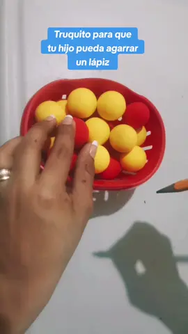 Este es un adaptador casero para Lápiz, solo necesitas una pelotita 🥎de unicel o de espuma, se lo colocas al lápiz y listo ✏️ Le facilitará el correcto agarre del lápiz. Encuentra mas estrategias en mi canal de youtube. #agarredellapiz  #agarredellapizparaniños #aprenderaescribir #miescuelitadeapoyo #motricidadfina 