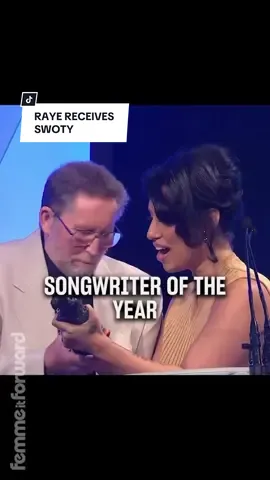 RAYE shares a tender moment with her grandfather as she receives an award🥺💗 #FemmeltForward✨✨ #viral #trending #viral #fyp #RAYE #awards #SongwriterOfTheYear 