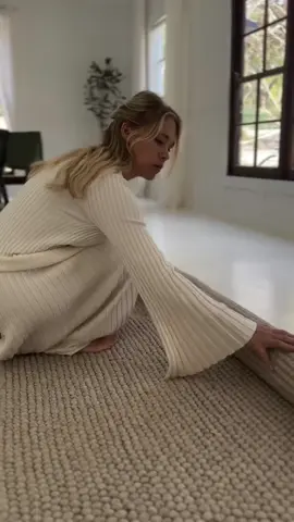 Warm ✔️ Handcrafted ✔️ Natural Wool Fibres ✔️ Eco-friendly ✔️ Stylish ✔️ There are so many reasons to love our wool rugs! Our wool rugs are naturally insulating and will add a warm and cosy extra layer to your home. Exclusively designed by us, our Simone rug features a beautiful chunky weave that will complement any decor style! ✨ 📸 Simone rug styled by @jennbliss___ Be quick, she’s selling fast! Available on our AU NZ & HK online stores only.