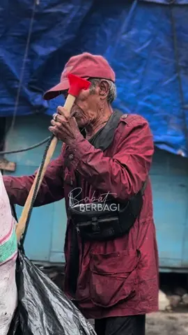 MENYALURKAN TITIPAN TUHAN TEPAT SASARAN Pemulung pertama sangat terharu mendapat uang walau hanya 50 ribu, terlihat kecil buat kita,  namun itu sudah bisa membuatnya menangis haru,  Tampak kedua bapak dinpinggir kali jg mendapatkan makan siang dan amplop, mayanlah... Terlihat pula kakek tua jaket maroon bekerja sambil hujan hujanan, dia tampak tak hiraukan kesehatanya, di usianya yg senja tak mengurangi semangat kerja kerasnya. #berbagi #sedekah #donasi  @anandalisa925 @noviawati808  @Harwanto339 @ifasantcay0 @Ester Simanjuntak @