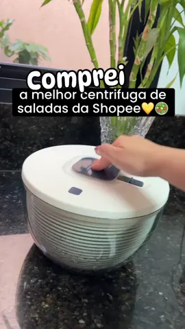 Desde quando comecei a fazer dieta, estava atrás de um boa secadora de salada, pois aumentamos o consumo de salada e para trazer mais praticidade comprei esse secadora. A minha antiga eu sempre me machucava quando girava por conta da unha comprida, essa como é só apertar , faço o movimento apenas com um dedo, simplificando a minha vida! Possui um encaixe perfeito, sem esforço para centrifugar a salada, tira muito o excesso da água e super prática.   A melhor secadora de salada que comprei na Shopee é simplesmente sensacional! O link dá centrifuga está na Bio com ref. S0088 #centrifugadesalada #secadorasesalada #dieta #produtospraticos #saladasaudavel #cuidadosconadieta #achadinhosdasemana #achadinhosshopee
