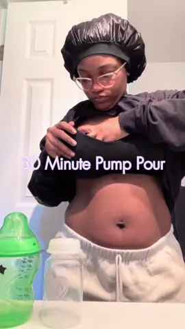 I usually pump anywhere between 20-45 minutes🍼🙂‍↕️ #fyp #momcontent #pumpingmom #breastfed #breastfeeding #firsttimemom #combofeeding #pitchermethod #lansinohpump #lansinohdiscreetduopump #exclusivelypumping 