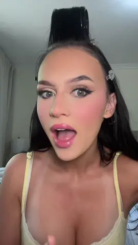 i did not expect to look like a filter at the end @SHEGLAM #SHEGLAM #SHEGLAMfoundationstick #SHEGLAMcrueltyfree #Sheglampartner