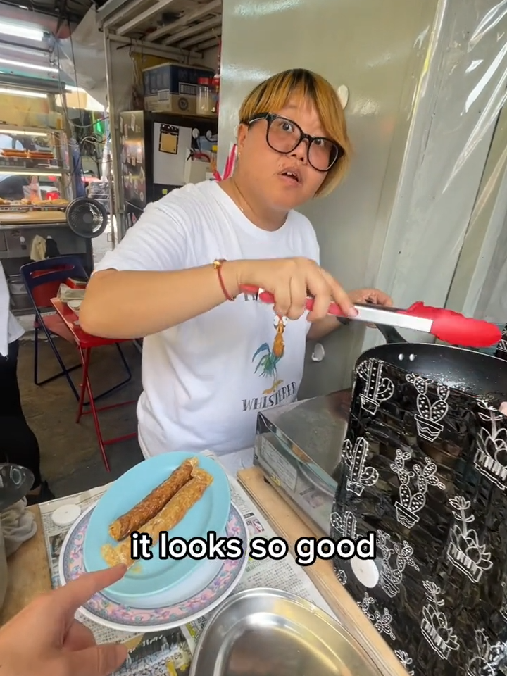 $1.05 hot dog in Malaysia 🇲🇾 #streetfood #Foodie #malaysia #kualalumpurmalaysia #fypfood