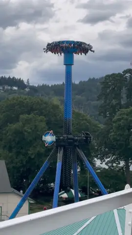 The ride got stuck and everyone is suspeneded upside down. This is terrfying. They just to close the park #scaryride #oakspark 
