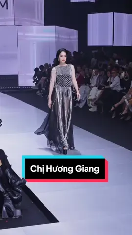 Chị Hương Giang catwalk siêu thần thái tại Aquafina Fashion Week #AquafinaFashionWeek #HuongGiang 