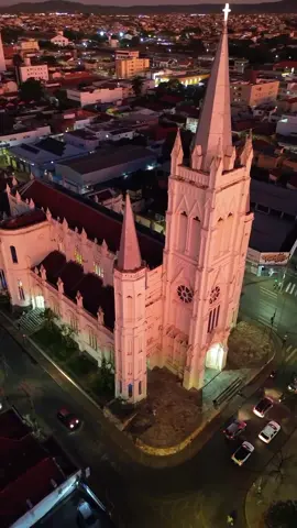 A Catedral de Montes Claros, é um importante símbolo religioso e arquitetônico da cidade. Quem aqui mora tem o privilégio de morar em Moc? Comente o seu Bairro... Siga-nos  Crédito📽️ lipeebatista_  #montesclaros #moceolugar #mocéolugar #nortedeminas #nortedeminasgerais #minasgerais #catedral #igreja #turismo #portalumminuto #deusemil #wmcmidia 