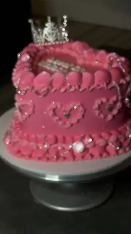 Another cake unseen success! I actually did order pink edible money but royal mail did me dirty once again 😩 still cute tho!! . . . #kutiwacakes #birthdaycake #cakeinspo #cakeinspiration #fyp #piping #satisfying #cake #caketok #caketiktok #cakedecorator #manchestercakes #cakedecorating #cakesoftiktok #heartcake #vintagecake #vintageheartcake #bling #diamondcake #blingcake #sparkle #pinkcake #icedout #icy #cardib #nickiminaj #princesscake #princess #cakeunseen 