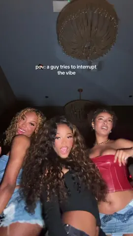 He bold af tryna holla during our mf song @Jazzy 