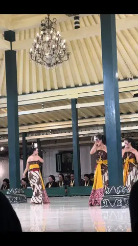 Srimpi Pramugari merupakan Yasan Dalem (karya) Sri Sultan Hamengku Buwono VII (1877-1921) yang mengisahkan perjalanan perang Sri Sultan Hamengku Buwono I yang kala itu masih menyandang nama Pangeran Mangkubumi sebelum terjadinya Perjanjian Giyanti atau Paliyan Nagari. Nama Pramugari diambil dari nama gendhing utama iringan dari tari srimpi tersebut, bukan berarti Srimpi Pramugari menceritakan tentang seorang pramugari. Menjadi salah satu keunikan dalam Srimpi Pramugari, terdapat dua propert sekaligus yang diselipkan pada sondher tiap penari yakni pistol dan duwung (keris). Kedua properti tersebut sama-sama dikenakan ketika ragam tari perangan. Sejalan dengan cerita yang diusung dalam srimpi ini, pistol menjadi salah satu bentuk pangaruh budaya Eropa yang diadaptasi di Keraton Yogyakarta. Sc (IG:kratonjogja.event)##fyp #fypシ #jogja #kratonjogja #senitari 