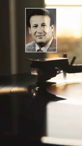 رديت وجدامي تخط حيرة وندم رديت وعيوني تخط قبل القلم  رديت لحجاياتنا العايزها بس جلمة صدق وعيونة الحلمانة بالقداح لو مرة يطق رديت عالبيبان باب اباب ادق رديت وشرديت لا موعد ولا جلمة نعم . . . #حسين_نعمة #رديت 1978 #هادي_العكايشي #محمد_جواد_اموري  #سبعينات_عراقيه #تراث_عراقي  #ثمانينات_عراقيه #اغاني_عراقيه   #حسين_نعمة_رديت #طرب_عراقي_اصيل #اغاني_عراقيه_قديمه  #رديت_وجدامي_تخط_حيره_وندم 