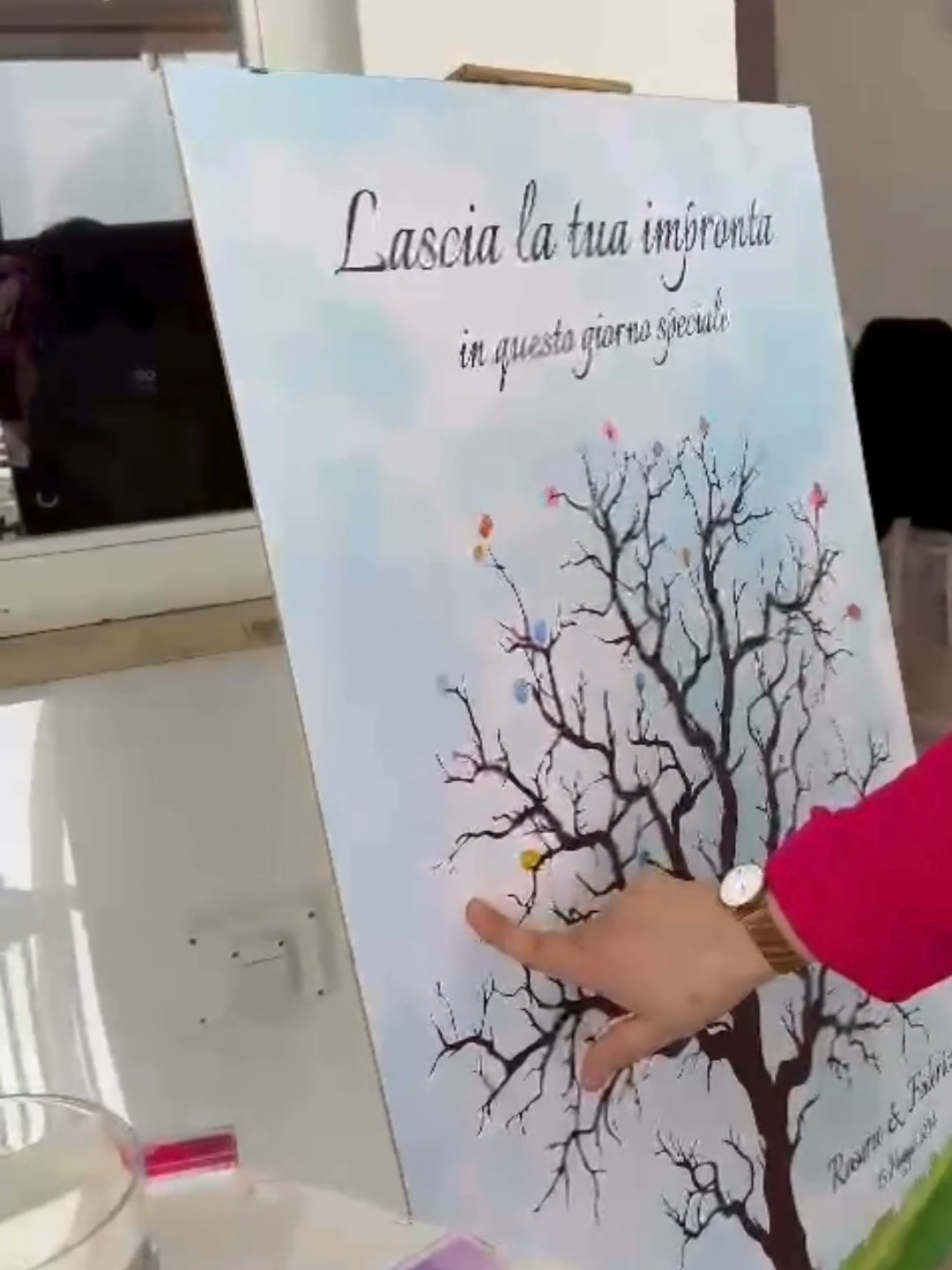 Nel giorno del tuo matrimonio fai lasciare ai tuoi invitati la loro impronta! 👨🏻‍🎨 Tela con grafica personalizzata 🎨 Vasto kit di tamponi inchiostro per lasciare l'impronta ✅ Non sporca e non è tossico (i timbri sono a base di acqua e inchiostro) Ti piace questa idea e vorresti ottenerla per il tuo grande giorno? Scrivimi 👇 #lascialatuaimpronta #ideeoriginalimatrimonio #ideematrimonio #matrimonio2024 #sposi2024❣ #ideematrimoniooriginali #simonepiccolographicandwedding