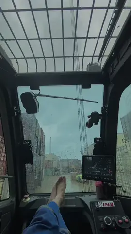 bonus hujan nya awet🌧️#opratormuda_punyacerita😎😎 #operatorcraneindonesia #oprmobilecran #imipmorowali 