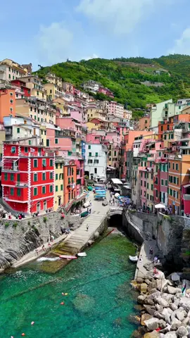 📍Beautiful Riomaggiore/ Cinque Terre 🇮🇹 • • • • • #riomaggiore #riomaggiore5terre #cinqueterre #cinqueterreitaly #italy #italia #trip #explore #travel #drone #djimini4pro #dji #djiglobal #travelphotography 